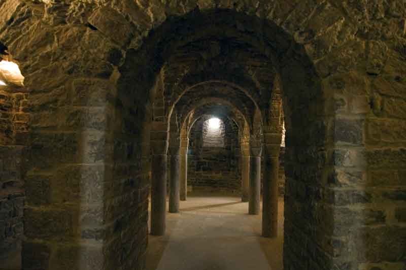 Barcelona - Cardona - castillo y canónica de Sant Vicenc 18 - iglesia - cripta.jpg